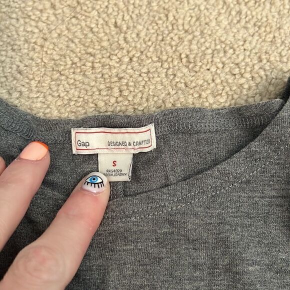 Gap Grey Tee Small new - Picture 3 of 5